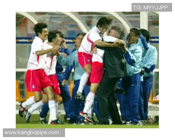 日本足球明星化身老人展现人生智慧与运动激情的完美结合