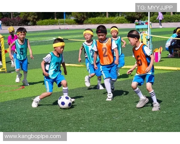 足球明星们在绿茵场上绽放的幸福瞬间与感人故事分享