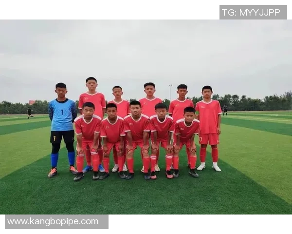 足球明星场下热情互动引爆现场观众激情瞬间回顾