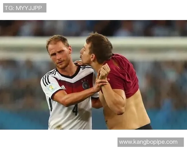 足球明星强吻女记者事件引发热议引关注背后真相曝光