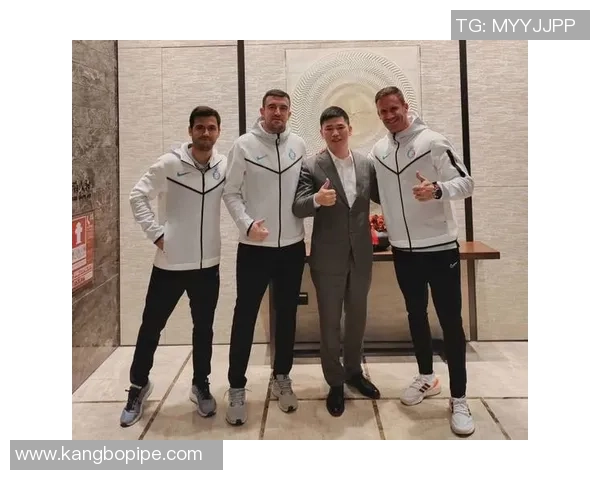 足球明星齐聚领奖盛典合影留念展现荣耀与友谊的瞬间