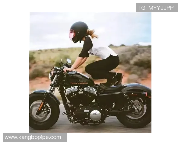 足球明星骑摩托激情四溢广告视频展现速度与激情的完美结合